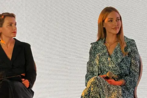Meryem Uzerli war in Cannes, um für die RU-Serie zu werben!