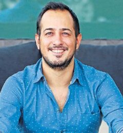 Wer ist Sarp Apak? Größe – Alter – TV-Serie – Familie