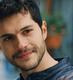 Wer ist Alperen Duymaz? Größe – Alter – TV-Serie – Familie